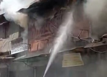 વર્ષ-૨૦૦૨માં ૮૦ દુકાનમાં આગ લાગી હતી, રેવડી બજારની ૩૦ દુકાનો આગમાં ખાખ,કાપડ, પ્લાસ્ટિકનો જથ્થો બળ્યો…