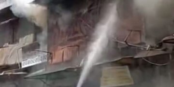 વર્ષ-૨૦૦૨માં ૮૦ દુકાનમાં આગ લાગી હતી, રેવડી બજારની ૩૦ દુકાનો આગમાં ખાખ,કાપડ, પ્લાસ્ટિકનો જથ્થો બળ્યો…