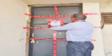 કરમસદ-આણંદ મનપા દ્વારા બાકી વેરો ન ભરતા 13 મકાનો સીલ કરવામાં આવ્યા | Karamsad Anand Municipal Corpor…