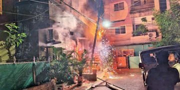 દિલ્હી, ઇન્દોરમાં ભીષણ આગમાં પાંચ બાળકો સહિત 17નાં મોત | 17 people including five children die in ma…