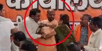 VIDEO: ભાજપના કાર્યાલયમાં થપ્પડ કાંડ… મહિલાએ કૉલર પકડી નેતાને લાફો ઝીંક્યો | up maharajganj bjp of…