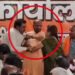 VIDEO: ભાજપના કાર્યાલયમાં થપ્પડ કાંડ… મહિલાએ કૉલર પકડી નેતાને લાફો ઝીંક્યો | up maharajganj bjp of…