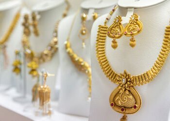 સતત છઠ્ઠા દિવસે સોનામાં કડાકો, આજે 1700 રૂપિયા તૂટ્યું, ચાંદીમાં 7300થી વધુનો ઘટાડો | Gold Silver Pr…