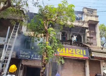 વડોદરાના અત્યંત ગીચ માંડવી દરવાજા પાસે ત્રીજા માળે આગ લાગતા ટ્રાફિક બંધ કરાયો | Vadodara : Traffic s…