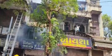 વડોદરાના અત્યંત ગીચ માંડવી દરવાજા પાસે ત્રીજા માળે આગ લાગતા ટ્રાફિક બંધ કરાયો | Vadodara : Traffic s…