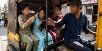 અમદાવાદમાં રિક્ષામાં લવ ટ્રાયંગલ! એક જ પ્રેમી માટે બે પ્રેમિકાઓ બાખડી, એકે બીજીના વાળ કાપી નાંખ્યા |…