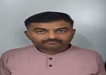 દસાડાના હેડ કોન્સ્ટેબલ રૃ.80 હજારની લાંચ સ્વીકારે તે એસીબીની ટીમે ઝડપી લીધા | ACB team catches Dasad…