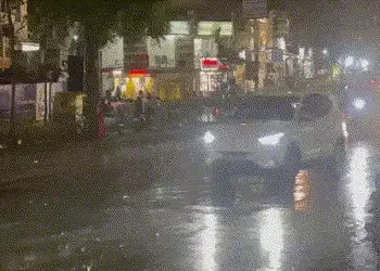 અમદાવાદમાં 40 કિમી/પ્રતિ કલાકની ઝડપે ફૂંકાયો પવન, 16 વૃક્ષો ધરાશાયી, વાતાવરણમાં પ્રસરી ઠંડક | Gujara…