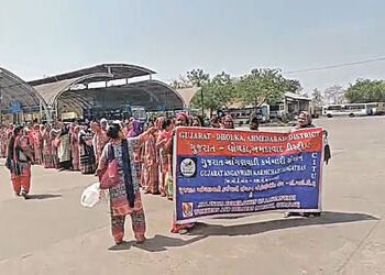 બાવળા-ધોળકામાં આંગણવાડી કાર્યકરોએ રેલી કાઢી મામલતદાર કચેરી ગજવી | Anganwadi workers take out rally i…