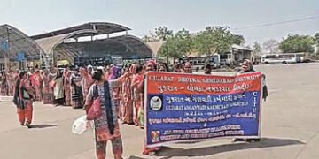 બાવળા-ધોળકામાં આંગણવાડી કાર્યકરોએ રેલી કાઢી મામલતદાર કચેરી ગજવી | Anganwadi workers take out rally i…