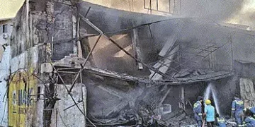 ઓઈલના ગોડાઉનમાં મધરાતે ભીષણ આગ ઃ કરોડો રૃપિયાનો મુદ્દામાલ ખાખ | Massive fire breaks out in oil godow…