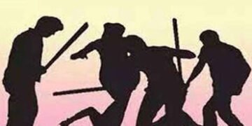 દોલારાણા વાસણામાં ચાર શખ્સોનો યુવક પર પાઇપ અને ધોકાથી હુમલો | Four men attack a youth with a pipe an…