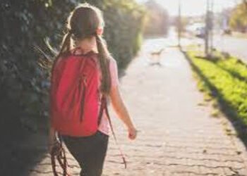 વડોદરા સ્ટેશને મળેલી કિશોરીને આખરે કોલકાતા જઇ વાલીઓને સોંપવી પડી | minor girl handed over to her fam…