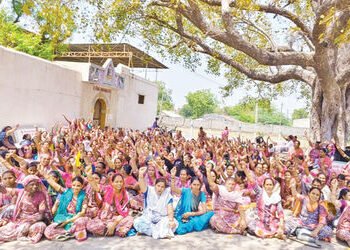 બાલાસિનોરની 163 આંગણાવાડીઓને તાળાં, વર્કર – હેલ્પરોનું વિરોધ પ્રદર્શન | 163 Anganwadis in Balasinore…