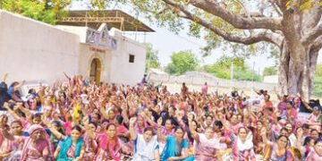 બાલાસિનોરની 163 આંગણાવાડીઓને તાળાં, વર્કર – હેલ્પરોનું વિરોધ પ્રદર્શન | 163 Anganwadis in Balasinore…