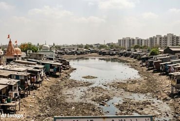 AMCએ પઝેશન લીધું તોય નારોલ-લાંભા સહિતના 16 તળાવમાં 2600થી વધુ દબાણ | Ahmedabad: Over 2600 Encroachme…