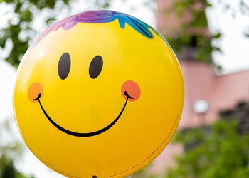 ભીડમાં પણ એકલતા : 58% લોકો પાસે મનની વાત કરવા કોઇ નથી, વર્લ્ડ હેપ્પીનેસ ડે પર વાંચો ખાસ રિપોર્ટ | wo…