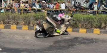 અમદાવાદમાં CTM પાસે BRTS ટ્રેકમાં મોપેડ ચાલકની બસ સાથે ટક્કર, 60 ફૂટ સુધી ઢસડાતા યુવકનું મોત | Ahmed…