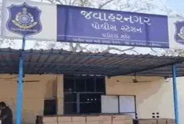 વડોદરામાં જવાહરનગર પોલીસની હદમાં ખુલ્લેઆમ ચાલતા બાર ઉપર SMCનો દરોડો, સૂત્રધાર સહિત 13 પકડાયા | SMC r…