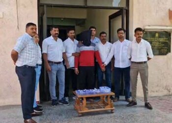 અમદાવાદ: ટ્રેનમાં મુસાફરોને કેફી પદાર્થ આપી લૂંટતા કુખ્યાત અમિત ઠાકુર ઝડપાયો, ફુગ્ગાવાળા બનીને પોલીસ…