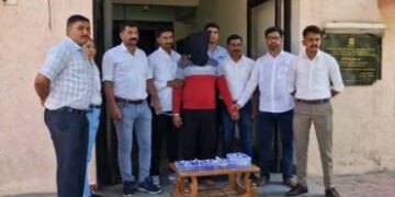 અમદાવાદ: ટ્રેનમાં મુસાફરોને કેફી પદાર્થ આપી લૂંટતા કુખ્યાત અમિત ઠાકુર ઝડપાયો, ફુગ્ગાવાળા બનીને પોલીસ…