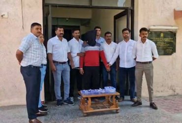 અમદાવાદ: ટ્રેનમાં મુસાફરોને કેફી પદાર્થ આપી લૂંટતા કુખ્યાત અમિત ઠાકુર ઝડપાયો, ફુગ્ગાવાળા બનીને પોલીસ…