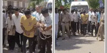 અમદાવાદ: હત્યા કેસમાં 5 આરોપીઓનું ઘટનાસ્થળે રિકન્સ્ટ્રક્શન, હથકડી સાથે લંગડાતા ચાલતા શખસોને જોવા લોક…