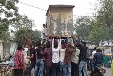 વડોદરા શહેરમાં ‘વન ડે, વન રોડ’ની કામગીરીમાં પાંચ ટ્રક ભરી સામાન જપ્ત | Five trucks full of goods sei…