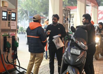 મોંઘવારીનો ‘પ્રીમિયમ’ ઝટકો: ભારતમાં પ્રીમિયમ પેટ્રોલના ભાવમાં રૂ. 2.35 સુધીનો વધારો! | BIG NEWS Prem…