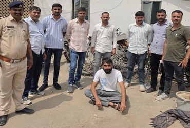 લીંબડીના રાસકામાં થાંભલા પરથી વાયરની ચોરી કરનાર તસ્કર ઝડપાયો | Smuggler caught stealing wire from po…