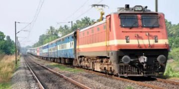 AC મુસાફરી હવે બનશે સરળ: અમદાવાદ, સાબરમતી અને ગાંધીધામની 12 ટ્રેનોમાં નવા AC કોચ ઉમેરાશે | 12 Expres…