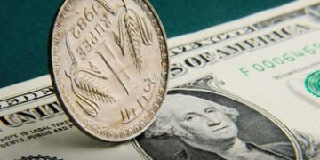 ડૉલર સામે રૂપિયામાં તીવ્ર કડાકો : 93ની સપાટી ગુમાવી | Rupee plunges sharply against dollar: loses 93…