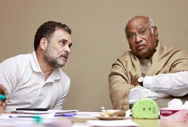 કોંગ્રેસમાં મધરાતે ‘મહાભારત’: કેરળની ટિકિટો પર રાહુલ ગાંધી લાલચોળ, 4 કલાક ચાલી હાઈવોલ્ટેજ બેઠક | con…