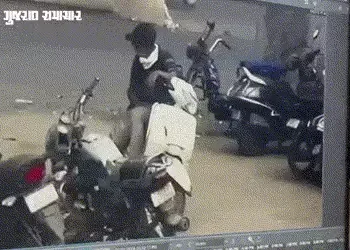 ​અમદાવાદનો અનોખો વાહનચોર: એક્ટિવામાં પેટ્રોલ પૂરું થાય એટલે રસ્તામાં જ છોડી દેતો, અંતે આરોપી ઝડપાયો …