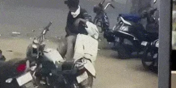 ​અમદાવાદનો અનોખો વાહનચોર: એક્ટિવામાં પેટ્રોલ પૂરું થાય એટલે રસ્તામાં જ છોડી દેતો, અંતે આરોપી ઝડપાયો …