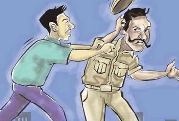 સીદસર રોડ પર પોલીસ પર શખ્સનો છરી વડે હુમલો | Man attacks police with knife on Sidsar Road