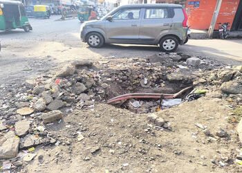 મિલન સિનેમા પાસે ડ્રેનેજ લાઇની ખોદી પુરાણ નહીં કરતા બાઇક ચાલકો પટકાયા | Bikers caught digging and no…