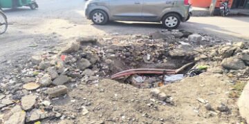 મિલન સિનેમા પાસે ડ્રેનેજ લાઇની ખોદી પુરાણ નહીં કરતા બાઇક ચાલકો પટકાયા | Bikers caught digging and no…