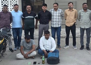 ધારીના ત્રંબકપુરમાં મહિલાના ચેઈનની ચીલઝડપ કરનારા બે બિહારી ઝડપાયા | Two Biharis caught snatching a w…