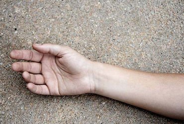 જામનગરમાં શિવ ટાઉનશિપમાં રહેતા એક કોન્ટ્રાક્ટર યુવાનનો રહસ્યમય સંજોગોમાં ગળાફાંસા દ્વારા આપઘાત | A y…