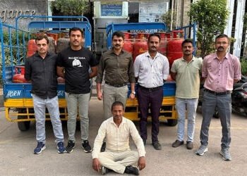 અમદાવાદ: આનંદનગરમાં ગેસ રિફિલિંગનું કૌભાંડ ઝડપાયું, 65 સિલિન્ડર અને 2 રિક્ષા સાથે એકની ધરપકડ | Ahmed…