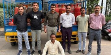 અમદાવાદ: આનંદનગરમાં ગેસ રિફિલિંગનું કૌભાંડ ઝડપાયું, 65 સિલિન્ડર અને 2 રિક્ષા સાથે એકની ધરપકડ | Ahmed…