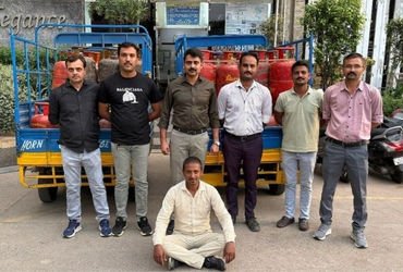 અમદાવાદ: આનંદનગરમાં ગેસ રિફિલિંગનું કૌભાંડ ઝડપાયું, 65 સિલિન્ડર અને 2 રિક્ષા સાથે એકની ધરપકડ | Ahmed…