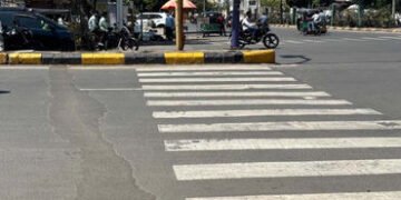 મહાવીર હોલ ચાર રસ્તા પરના ઝીબ્રા ક્રોસિંગની વ્યવસ્થા અંગે સવાલ, રોડ ક્રોસ કરવા ડિવાઇડર પર ચઢવું પડે,…