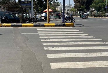 મહાવીર હોલ ચાર રસ્તા પરના ઝીબ્રા ક્રોસિંગની વ્યવસ્થા અંગે સવાલ, રોડ ક્રોસ કરવા ડિવાઇડર પર ચઢવું પડે,…