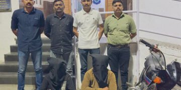 ‘દાદા તમને બાઈકમાં ઘરે મૂકી જઈએ…’ રાજુલાના માંડલમાં 82 વર્ષના વૃદ્ધને ધમકાવીને સોનાના બટન લૂંટનારા…