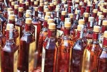 દારૂની ૫૪ બોટલ મળી, આરોપી રાબેતા મુજબ ફરાર, પોલીસે ગુનો નોંધ્યો | 54 bottles of liquor found accused…