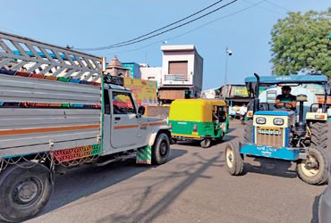 લીંબડીના મુખ્ય માર્ગો પર આડેધડ વાહન પાર્કિગથી ટ્રાફિકની સમસ્યા વકરી | Traffic problems worsen due to…