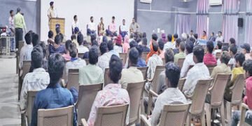 સુરેન્દ્રનગરમાં અરજી મેળામાં 100 થી વધુ અરજદારોની અરજીઓ કરી | More than 100 applicants applied at th…