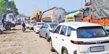 હાઈવે પર ૩ કિમી લાંબો ટ્રાફિક જામ, શ્રદ્ધાળુઓ અને મુસાફરો અટવાયા | 3 km long traffic jam on highway …